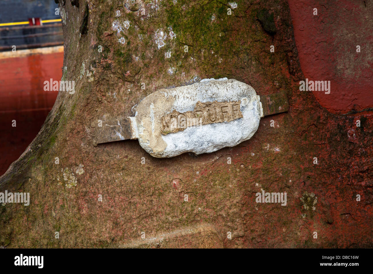 Metall galvanische Korrosion Zincs Ship Reparaturwerft Macduff, Nord Ost Schottland Großbritannien. Opfer Anode aus Zink auf lackierten geschweißt, korrodierte Propeller Gehäuse. Stockfoto