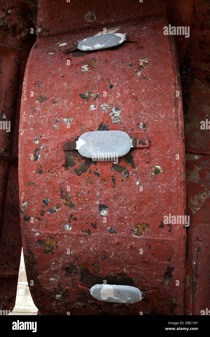 Zincs Ship Reparaturwerft Macduff, North East Scotland UK   Opfer Zinkanode auf lackierten geschweißt, korrodierte Propeller Gehäuse. Stockfoto