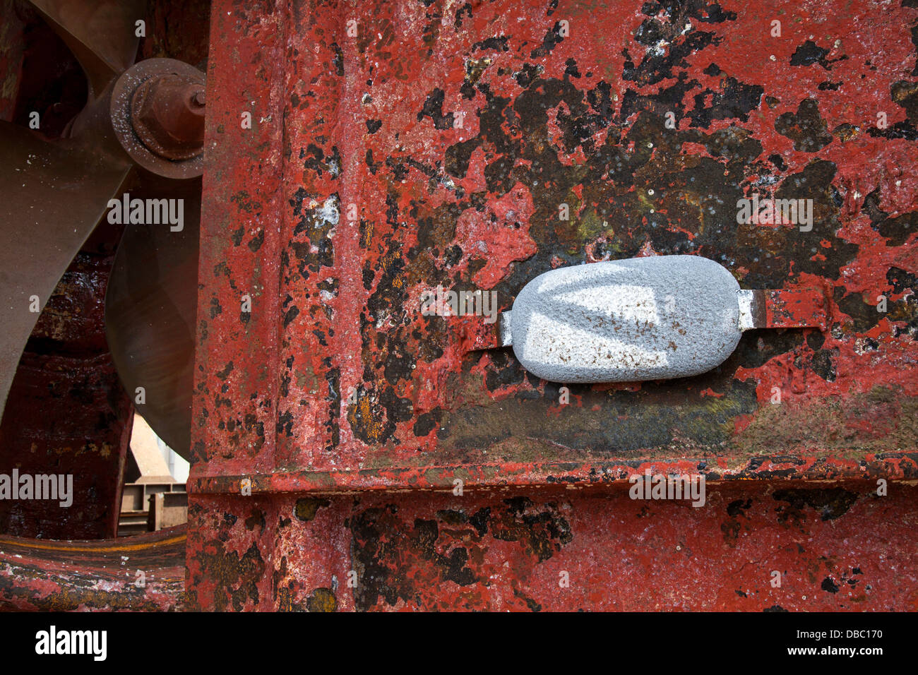 Zincs Ship Reparaturwerft Macduff, North East Scotland UK   Opfer Zinkanode auf lackierten geschweißt, korrodierte Propeller Gehäuse. Stockfoto