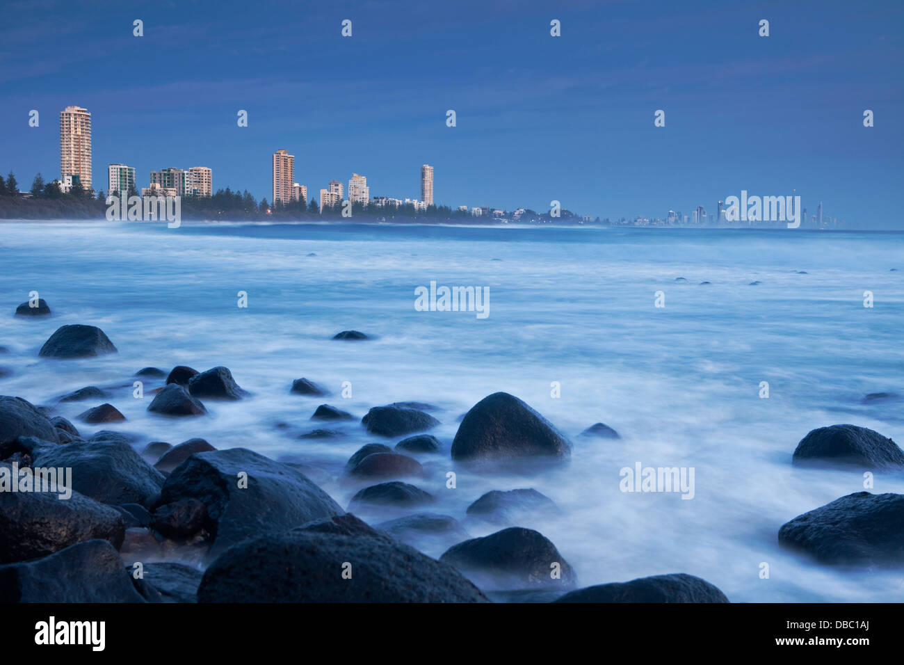 Blick entlang der Küste in der Dämmerung, von Burleigh Heads betrachtet. Burleigh Heads, Gold Coast, Queensland, Australien Stockfoto