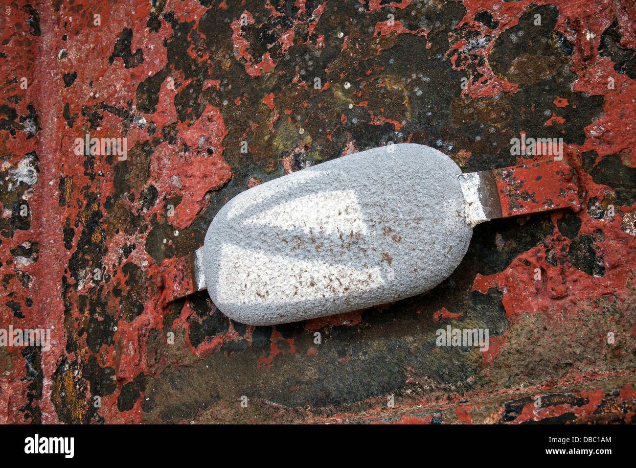 Zincs Ship Reparaturwerft Macduff, North East Scotland UK   Opfer Zinkanode auf lackierten geschweißt, korrodierte Propeller Gehäuse. Stockfoto