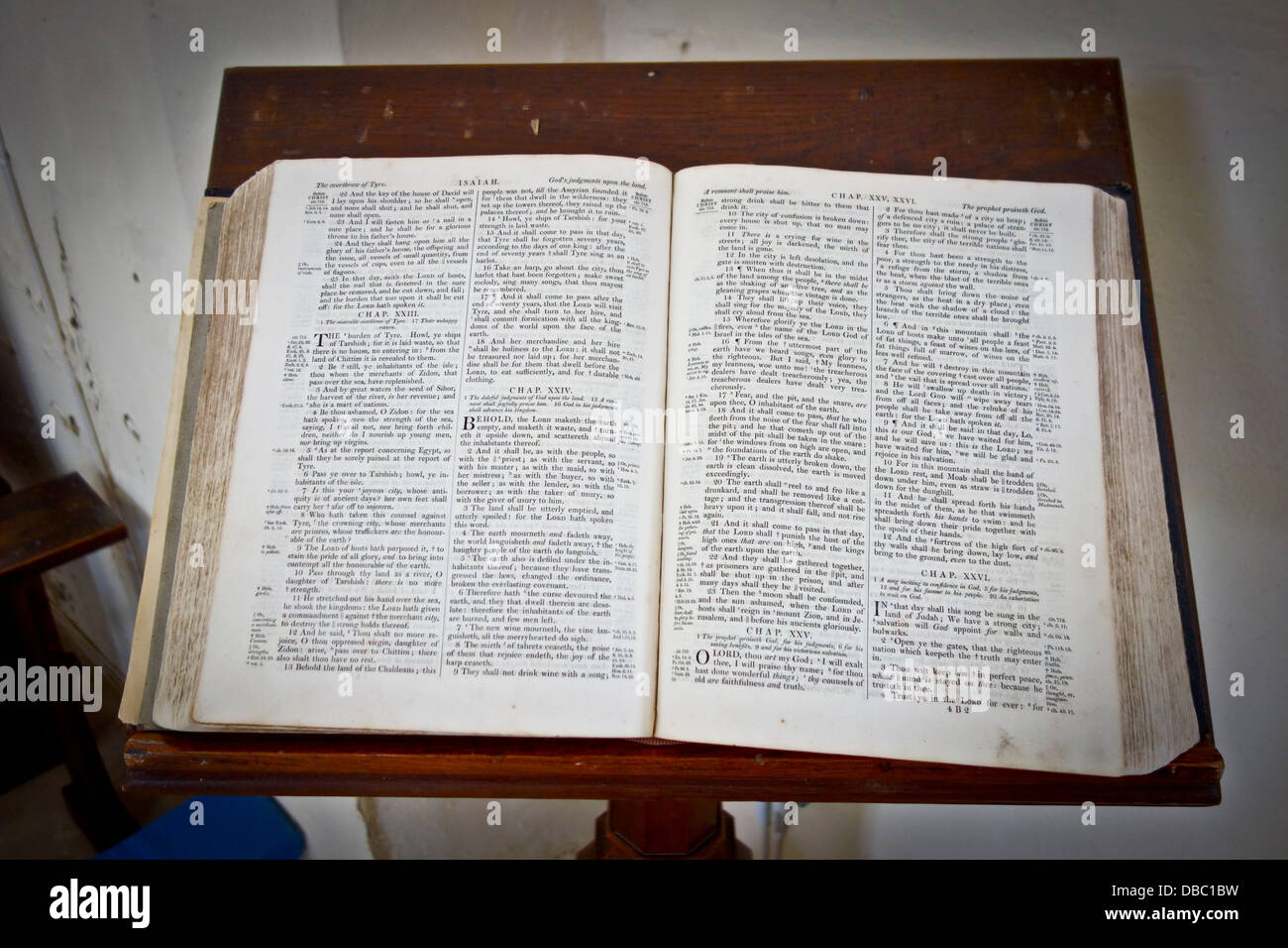 Alte Bibel am Rednerpult in der Kirche Stockfoto