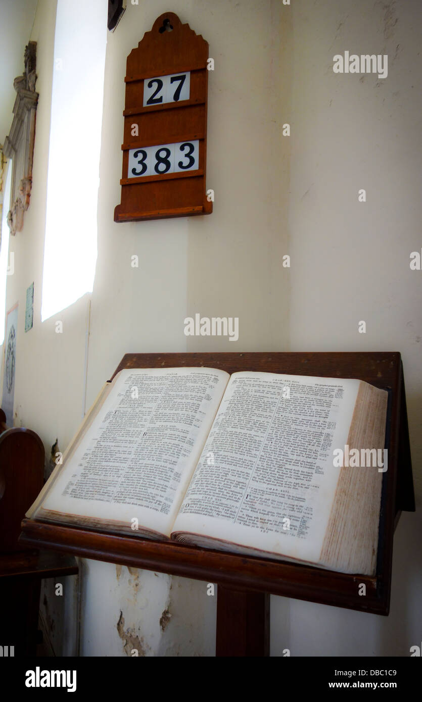 Alte Bibel am Rednerpult in der Kirche Stockfoto