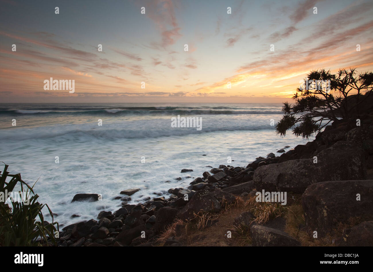 Sonnenaufgang über dem Meer bei Burley Heads, Gold Coast, Queensland, Australien Stockfoto