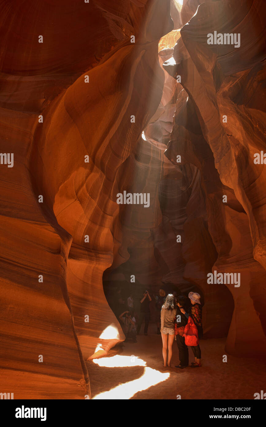 Touristen staunen über Upper Antelope Canyon, Page, Arizona. Stockfoto