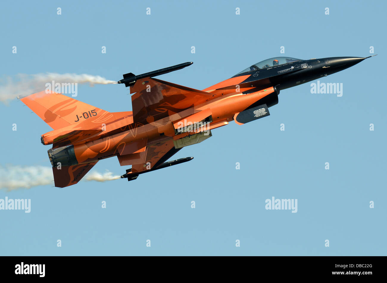 Die Niederlande Air Force, das niederländische F-16 Solo Display Team Kampfflugzeug in speziellem orange-schwarzen Löwen-Design für Luftbildschirme. Fliegen mit Rauch Stockfoto