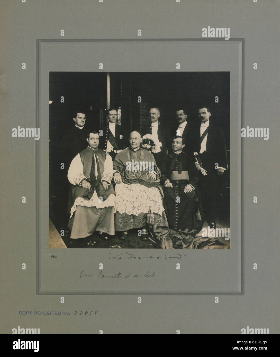 Eine Fotografie, die Kardinal Vannutelli und seine Gefolgsleute während einer Mission zeigt und ihre traditionelle Kleidung und Umgebung festnimmt. Stockfoto