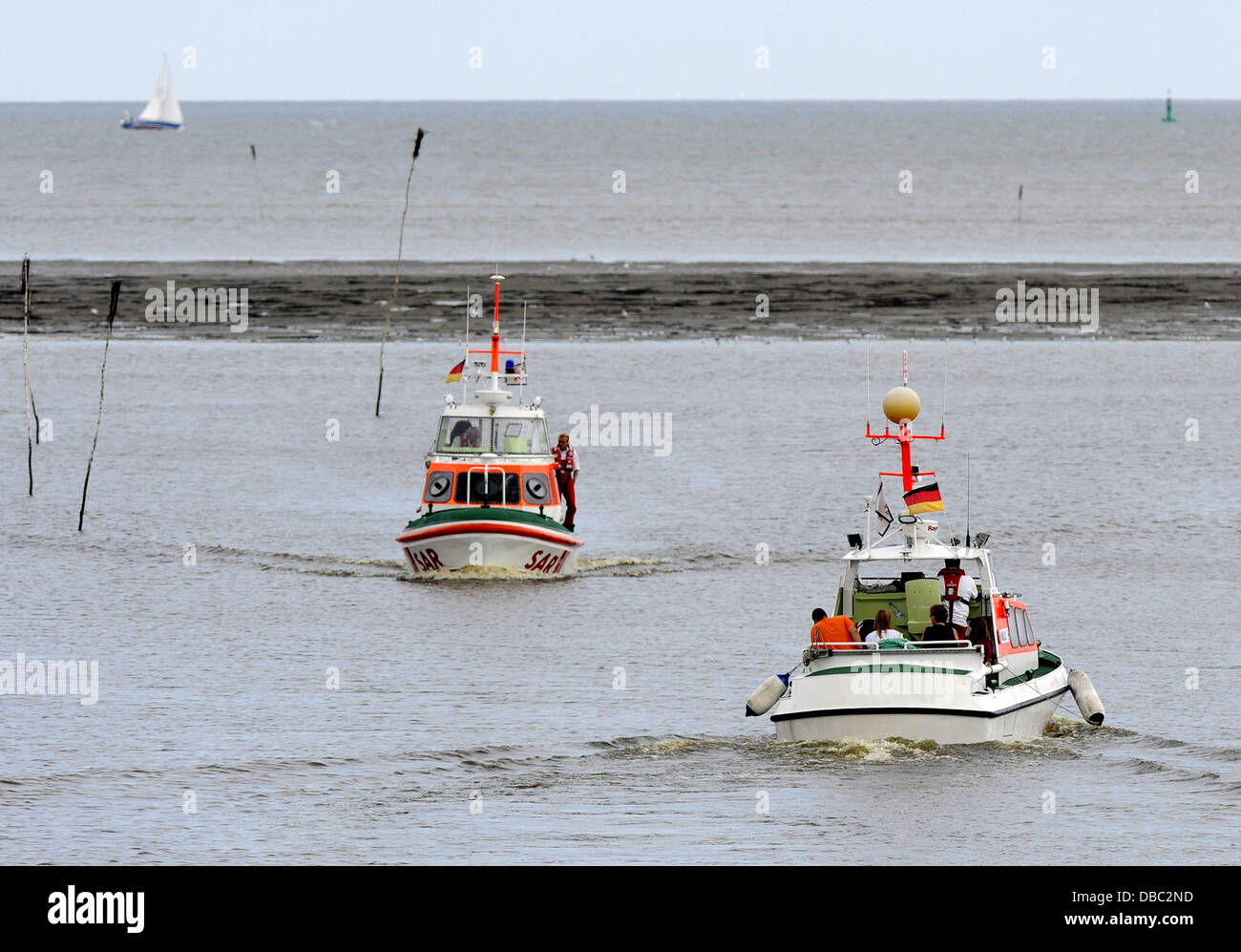 Die Rettungsboote "Baltrum" (L) und "Adele" Ankunft in Horumersiel am "Tag des Meeres Retter", Deutschland, 28. Juli 2013. Die deutschen Seenotretter und Gesellschaft zur Rettung Schiffbrüchiger (DGzRS) präsentiert verschiedene Info-Stände und Ereignisse an der Ostsee und der Nordsee am Wochenende. Foto: Ingo Wagner Stockfoto