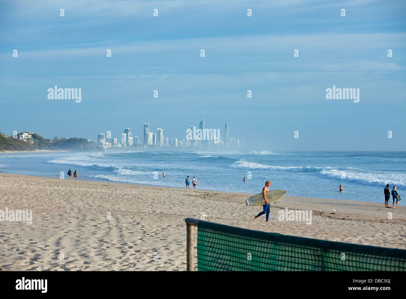 Burleigh Heads Strand im Morgengrauen mit Surfers Paradise Skyline im Hintergrund. Burley Heads, Gold Coast, Queensland, Australien Stockfoto