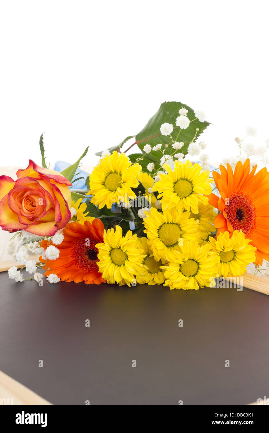 Schöne und bunte Blumenstrauß auf leere Tafel Stockfoto