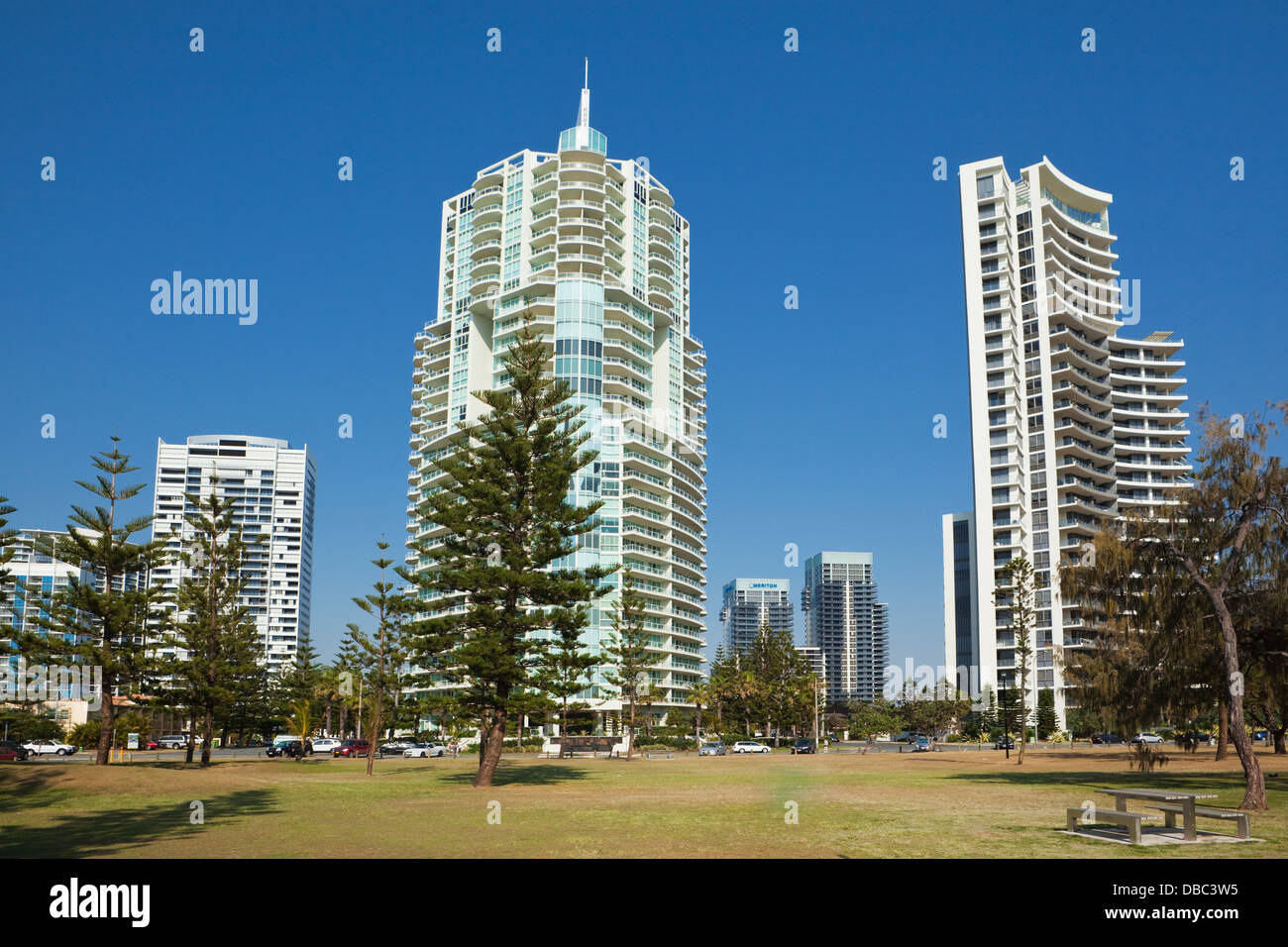 Pratten Park und Highrise Wohnblocks in Broadbeach. Gold Coast, Queensland, Australien Stockfoto