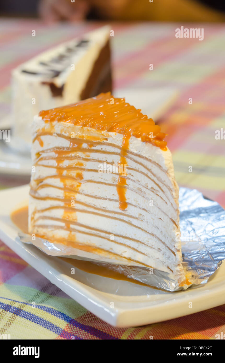Orange Crêpe Kuchen auf weißen Teller, süßes dessert Stockfoto