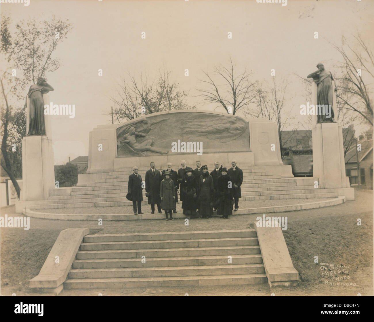 Dieses Foto zeigt Dr. Bell und eine Gruppe von Menschen vor dem Bell-Denkmal, die an Alexander Graham Bell, den Erfinder des Telefons, erinnern und sein Vermächtnis in der Kommunikationsgeschichte hervorheben. Stockfoto
