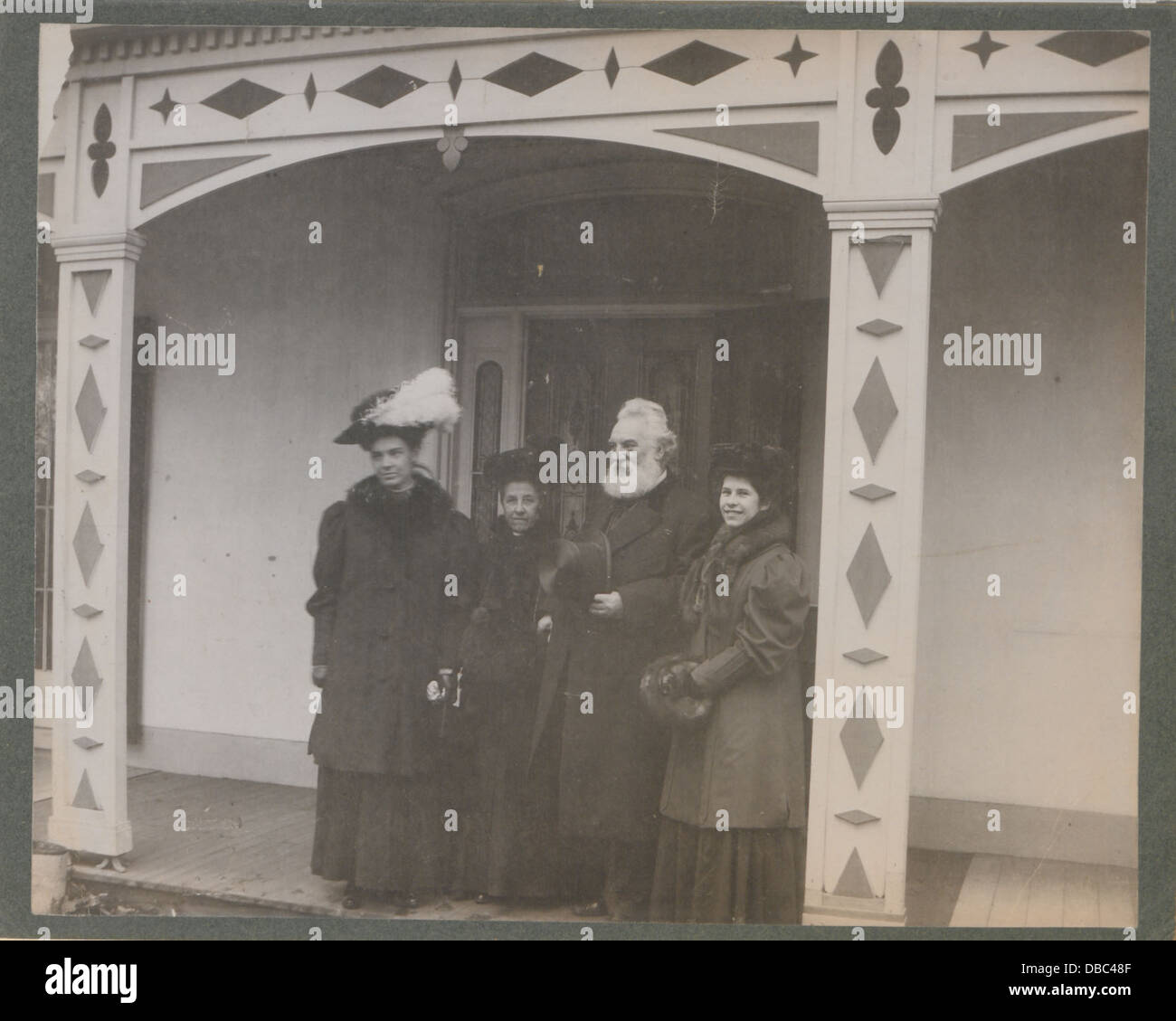 Dieses Foto zeigt Dr. Alexander Graham Bell und seine Party auf der Veranda des Hauses, wo er das Telefon erfand. Es spiegelt einen wichtigen Moment in der Geschichte der Kommunikation und Bells Beitrag zur Technologie wider. Stockfoto