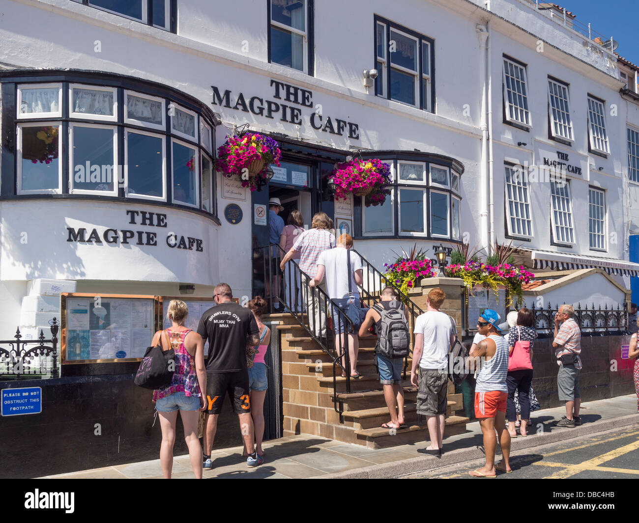 Schlangestehen vor den Magpie Cafe Whitby Yorkshire UK Stockfoto