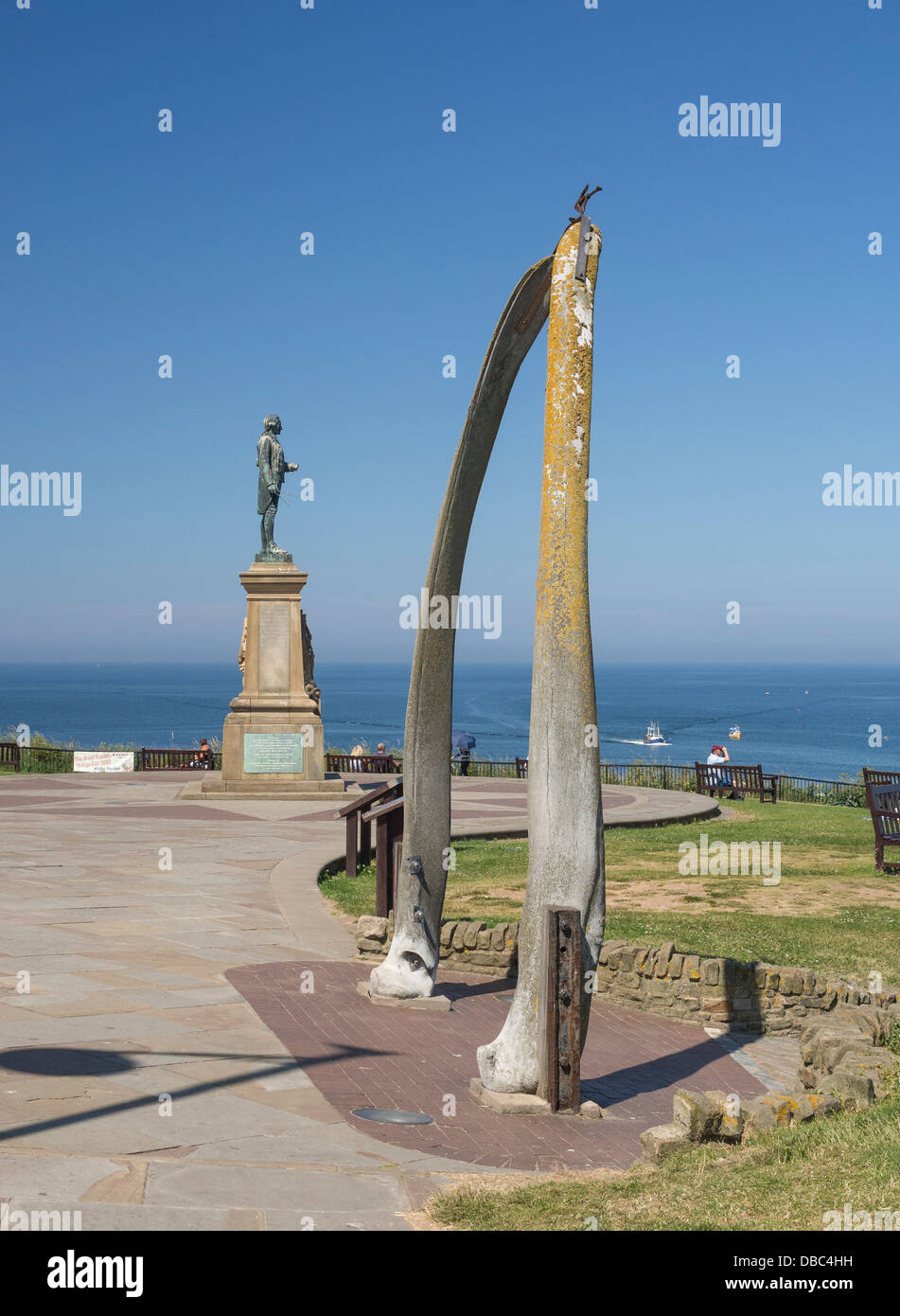 Captain Cook-Statue und Fischbein wölben West Cliff Whitby Yorkshire UK Stockfoto