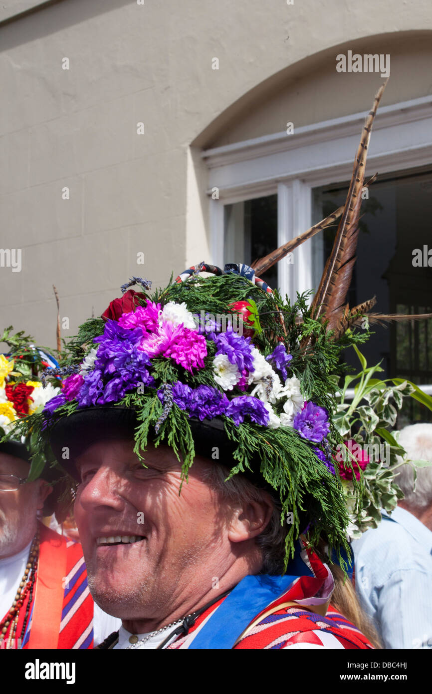 Morris Tänzer Hut von Blumen Stockfoto