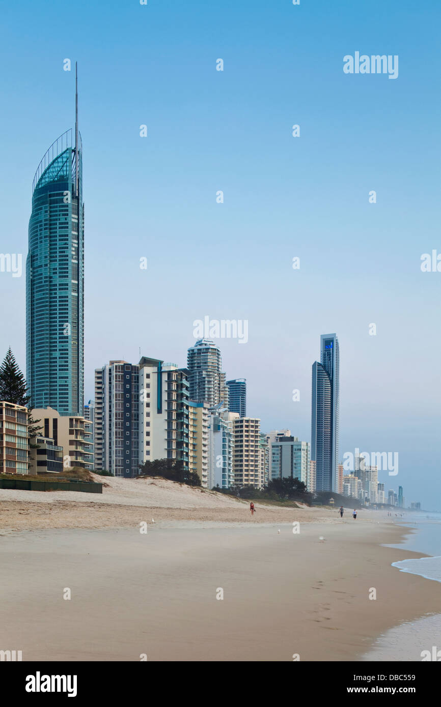 Blick auf Strand und Skyline bei Surfers Paradise in der Morgendämmerung. Gold Coast, Queensland, Australien Stockfoto