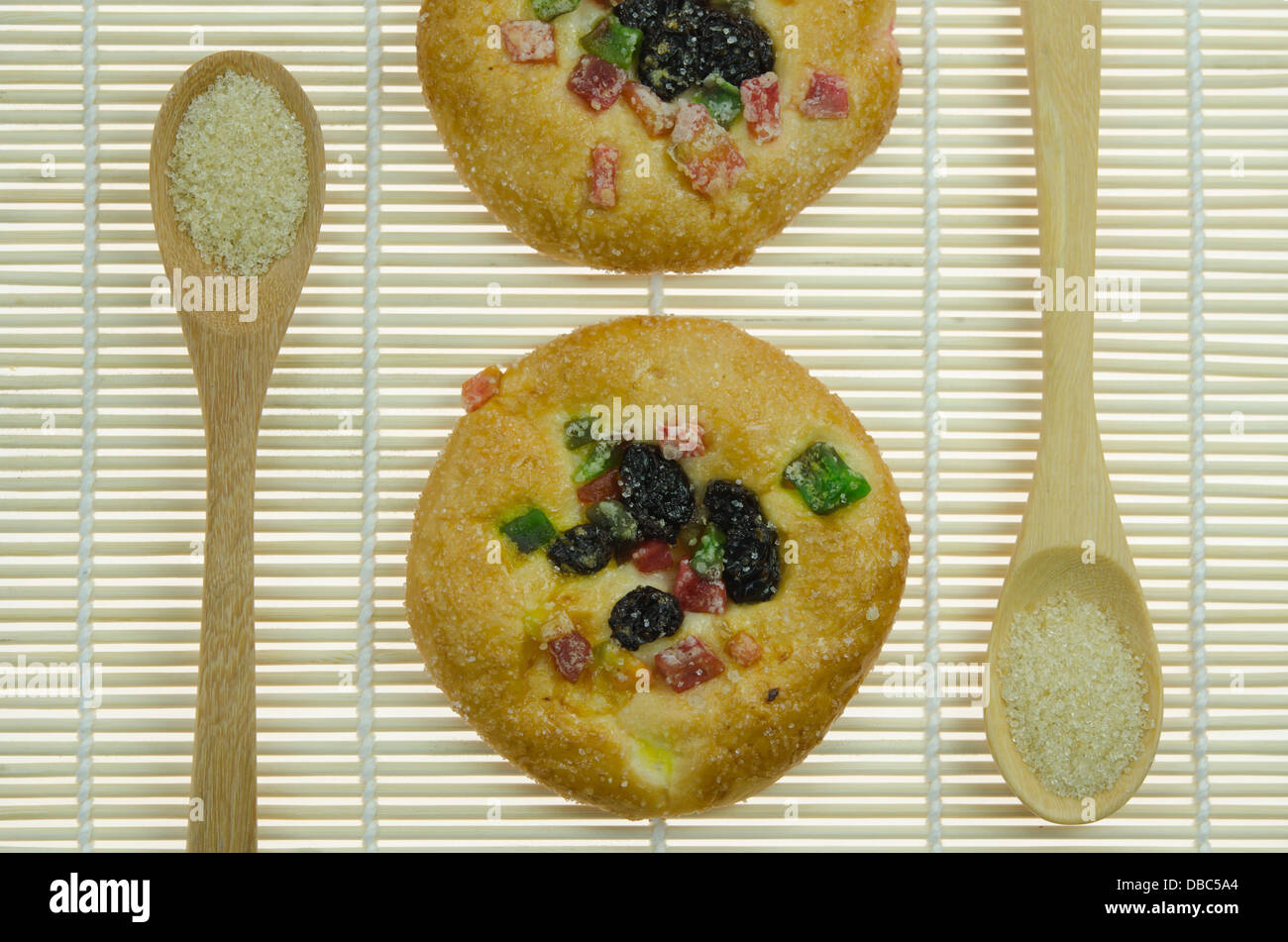 süßes Brot mit Rosinen und getrocknete Früchte und zwei Löffel Zucker ...