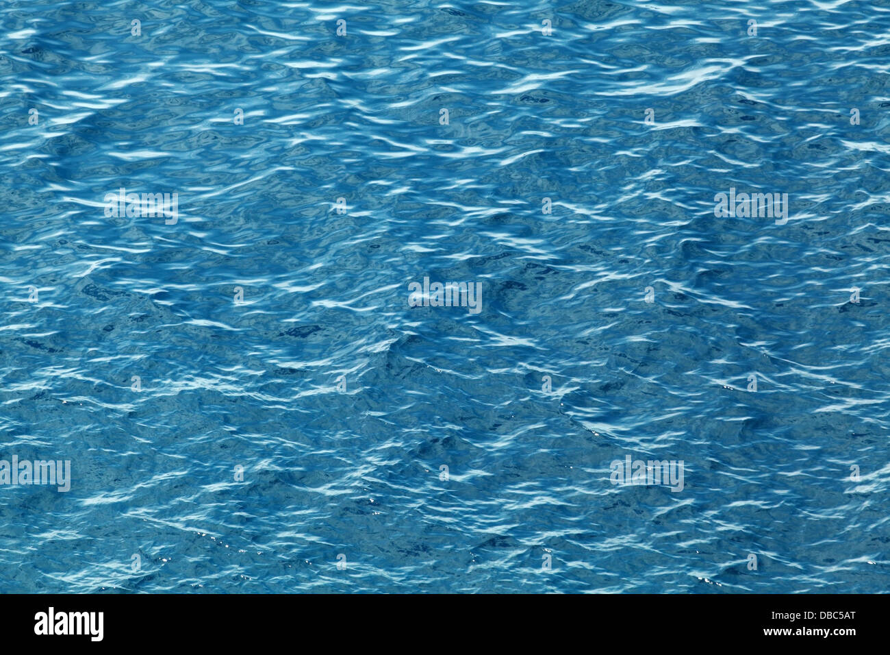 Blaue Meerwasser mit Kräuselung. Natürliche Hintergrundtextur Stockfoto