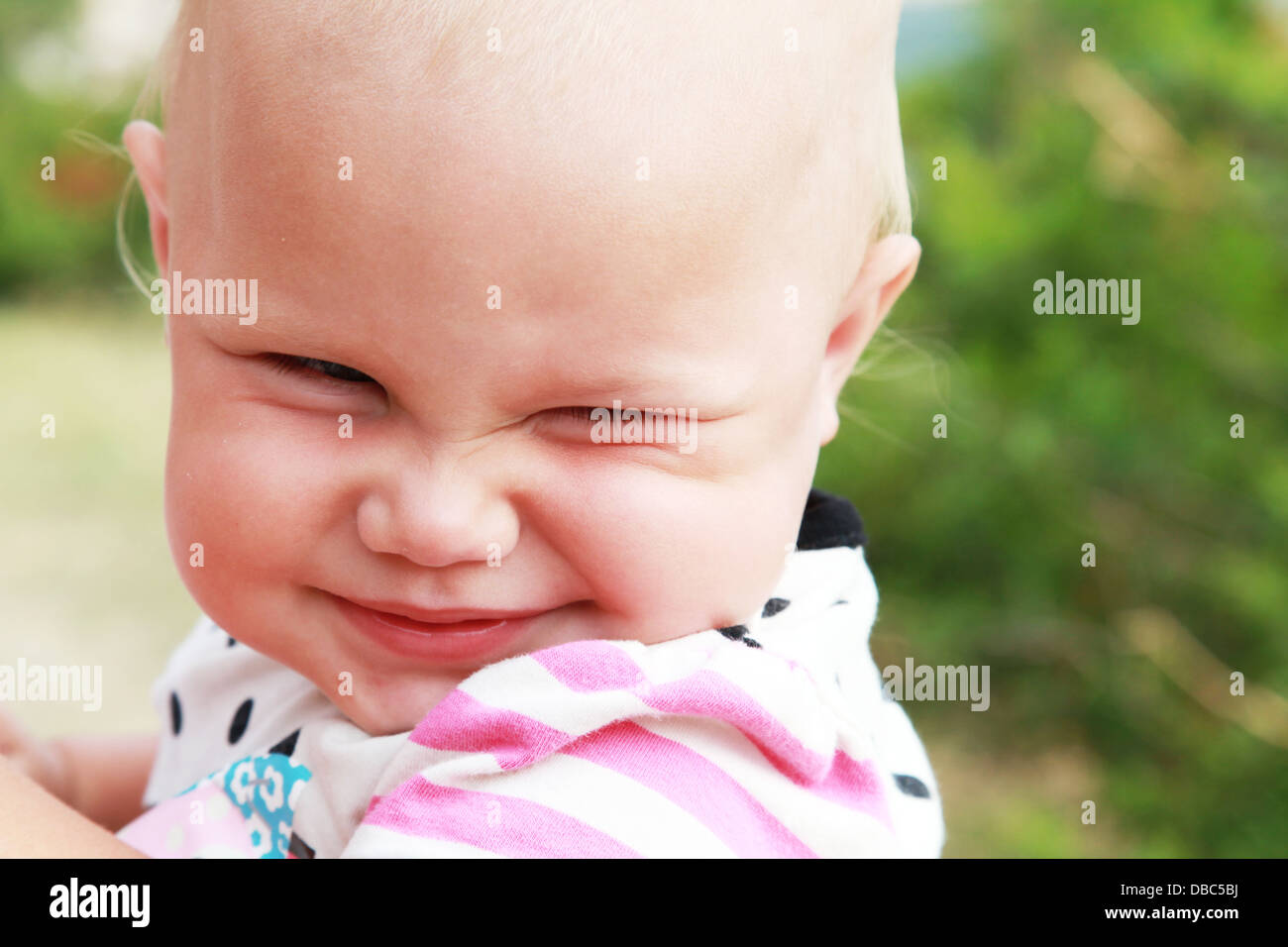 Lustig lächelndes Baby Mädchen outdoor Sommer close-up portrait Stockfoto