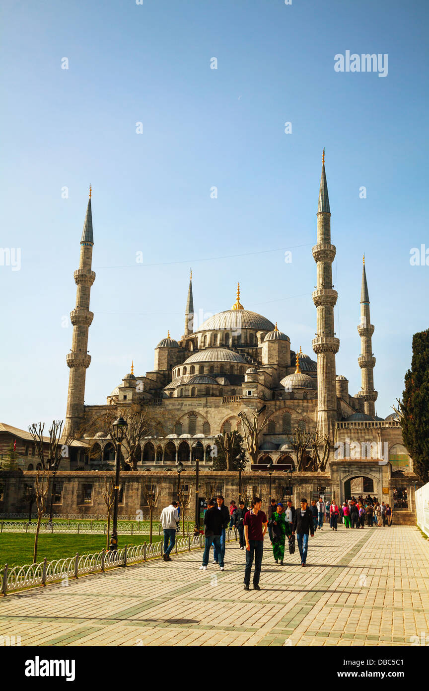 Sultan Ahmed Mosque (blaue Moschee) mit Touristen am 5. April 2013 in Istanbul. Stockfoto