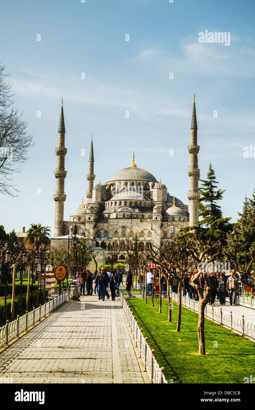 Sultan Ahmed Mosque (blaue Moschee) mit Touristen am 5. April 2013 in Istanbul. Stockfoto