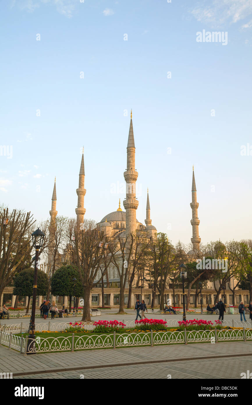 Sultan Ahmed Mosque (blaue Moschee) mit Touristen in Istanbul. Stockfoto