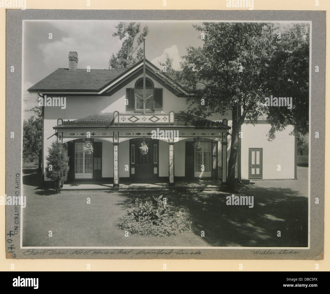Dieses Foto zeigt die Vorderansicht des Bell Homestead in Brantford, Kanada, dem Geburtsort von Alexander Graham Bell. Das Gehöft ist historisch bedeutsam als Ort, an dem Bell wichtige Ideen für das Telefon entwickelte. Stockfoto