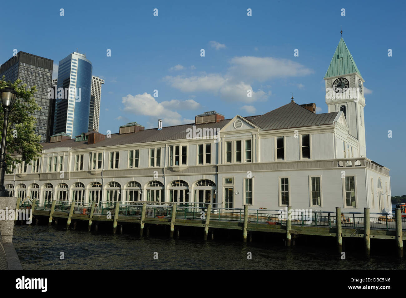 Flugsteig A in Battery Park City ist die letzte des 19. Jahrhunderts Anlegestelle auf dem Hudson River in Manhattan. Es wird ein Restaurant geworden. Stockfoto