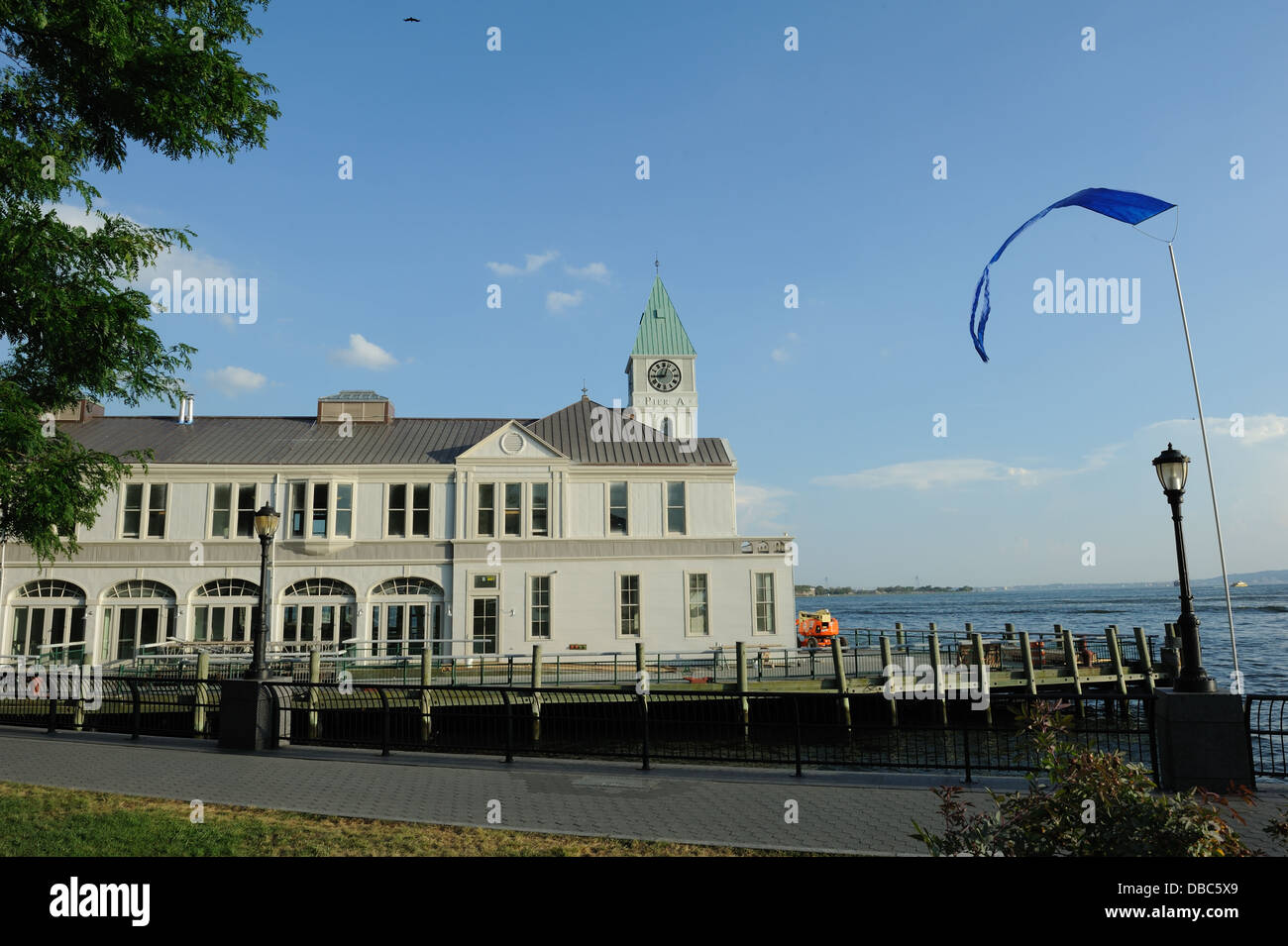 Flugsteig A in Battery Park City ist die letzte des 19. Jahrhunderts Anlegestelle auf dem Hudson River in Manhattan. Es wird ein Restaurant geworden. Stockfoto