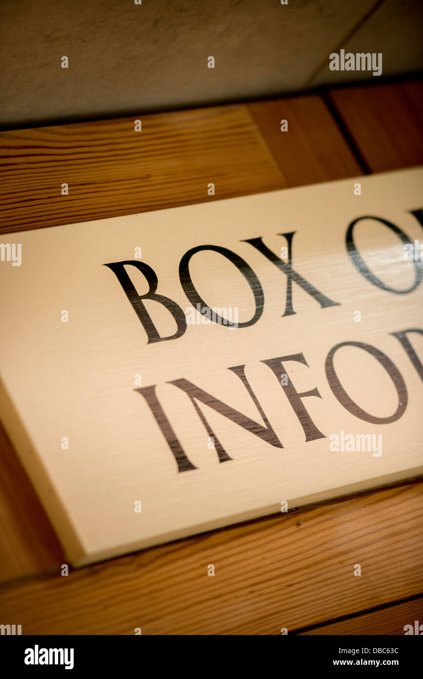 Box-Office-Zeichen am Glyndebourne Opera House in der Nähe von Lewes, East Sussex. Stockfoto