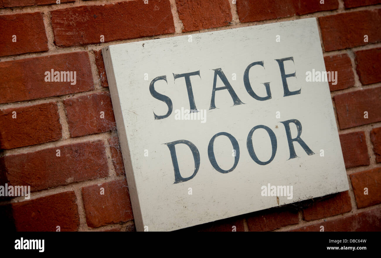 Schild mit Bühnentür am Glyndebourne Opera House in der Nähe von Lewes, East Sussex. Stockfoto