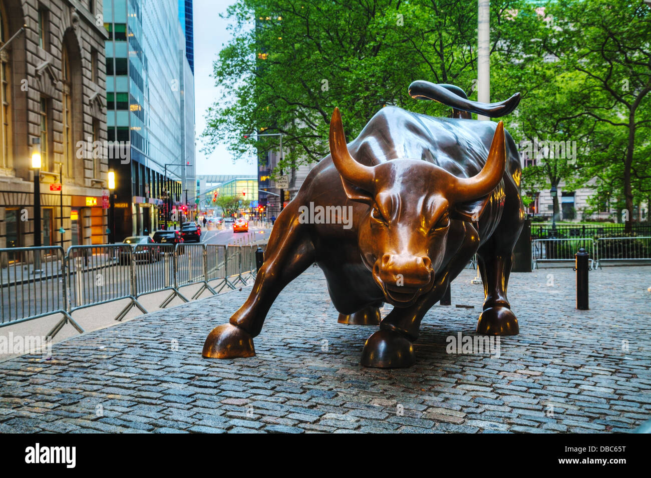 Laden Stier Skulptur in New York City. Die Skulptur ist sowohl ein beliebtes Touristenziel zieht Tausende von Menschen. Stockfoto