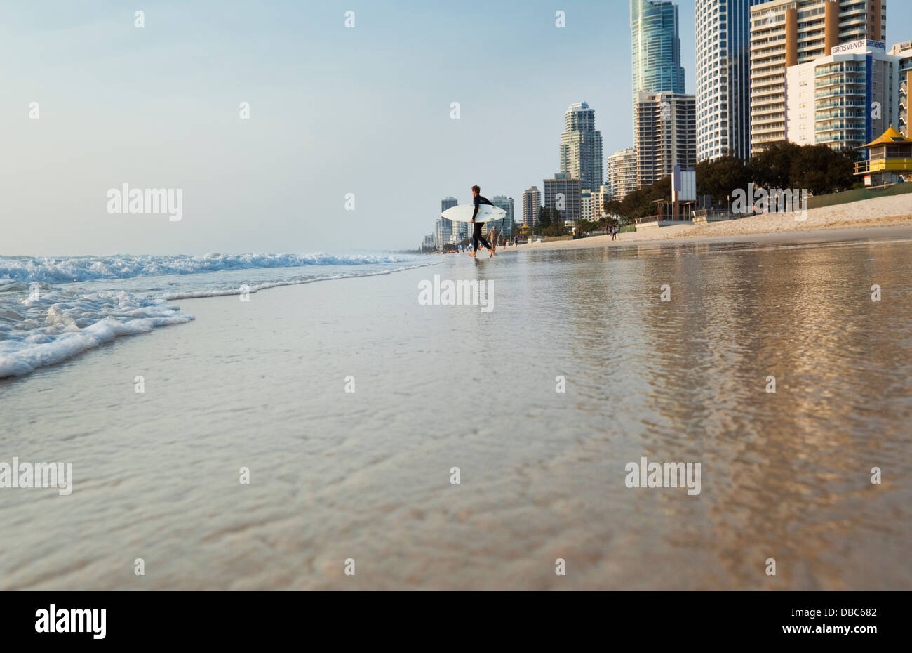 Blick entlang der Strand für Surfer und Skyline an der Goldküste. Gold Coast, Queensland, Australien Stockfoto