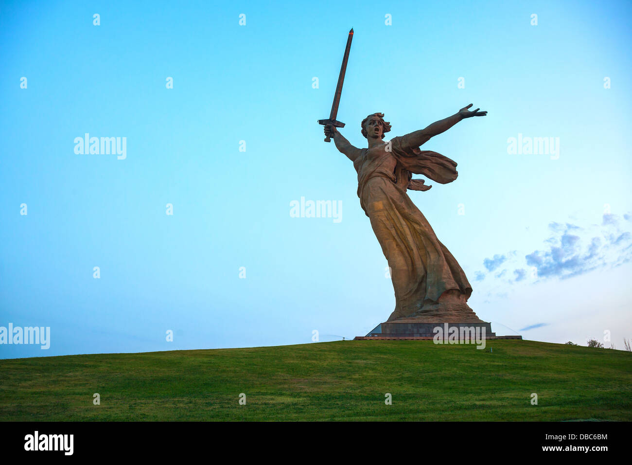 "Der Heimat ruft!"-Denkmal in Wolgograd, Russland. Das monumentale Denkmal wurde zwischen 1959 und 1967 gebaut. Stockfoto