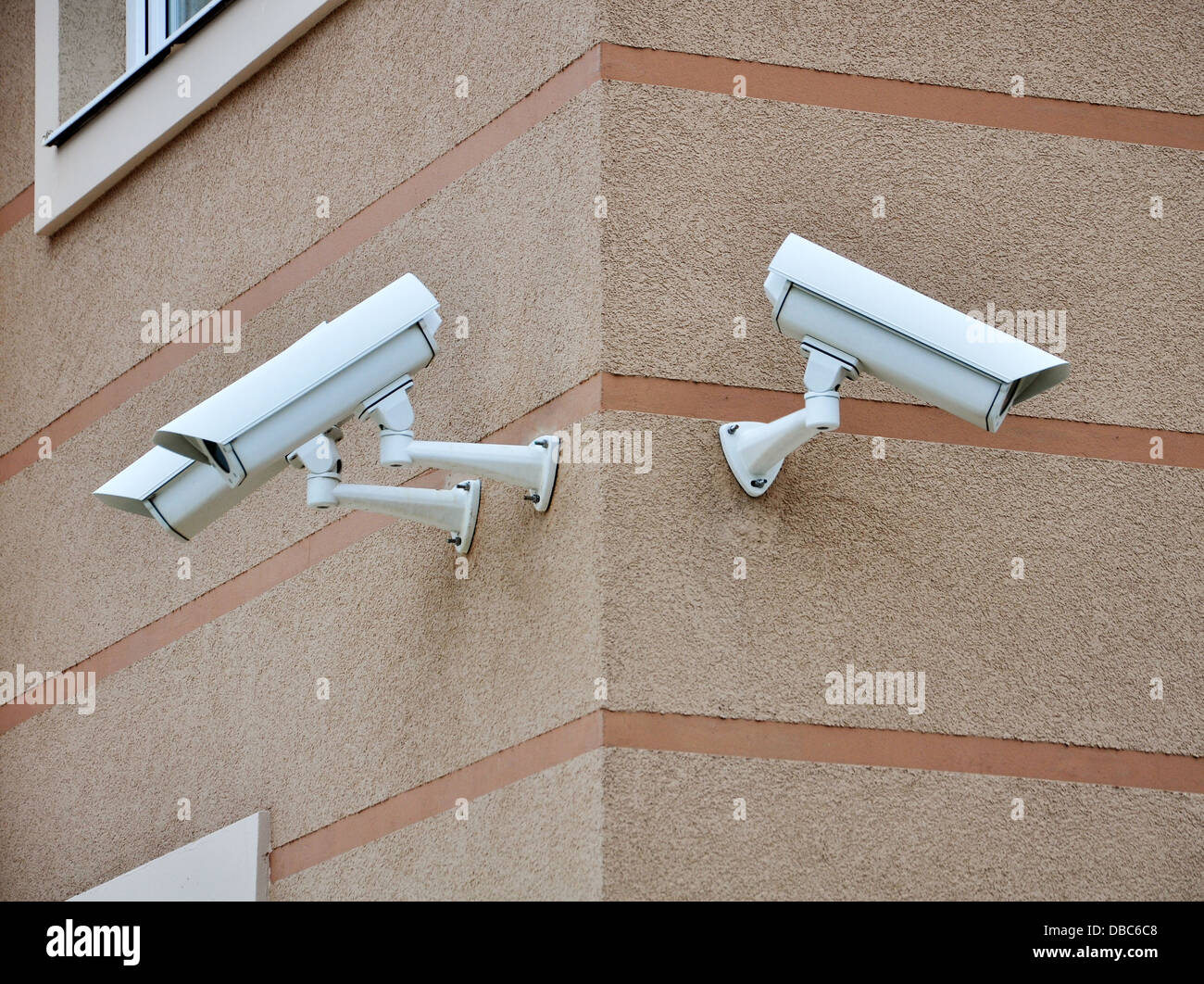 CCTV-Kameras auf den Konus des Gebäudes morden Stockfoto