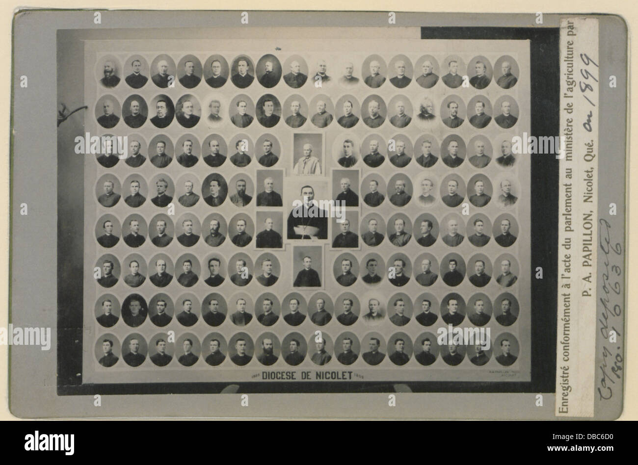 Dieses Foto zeigt eine Gruppe von Priestern aus der Diözese Nicolet. Es bietet einen historischen Einblick in die religiöse Gemeinschaft und den katholischen Klerus in Québec während des frühen 20. Jahrhunderts. Stockfoto