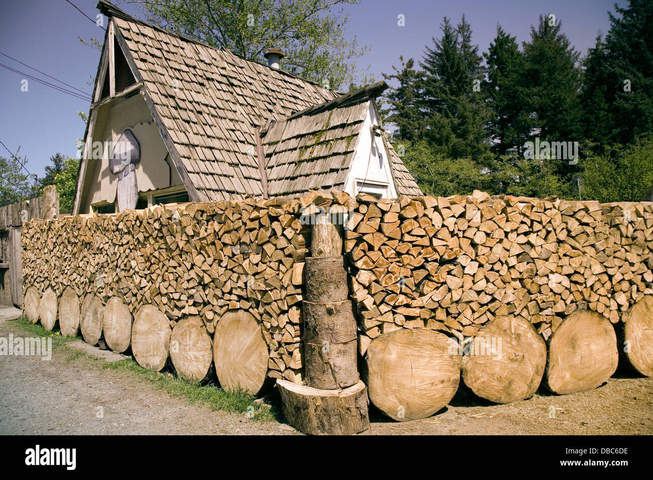 Eine künstlerische Blockwand umgibt dieses Haus in Dune City, Oregon, USA Stockfoto