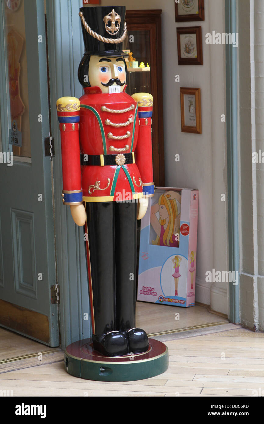 Figur des Spielzeug-Soldaten vor einem Geschäft in der Getreidemarkt, Leeds Stockfoto