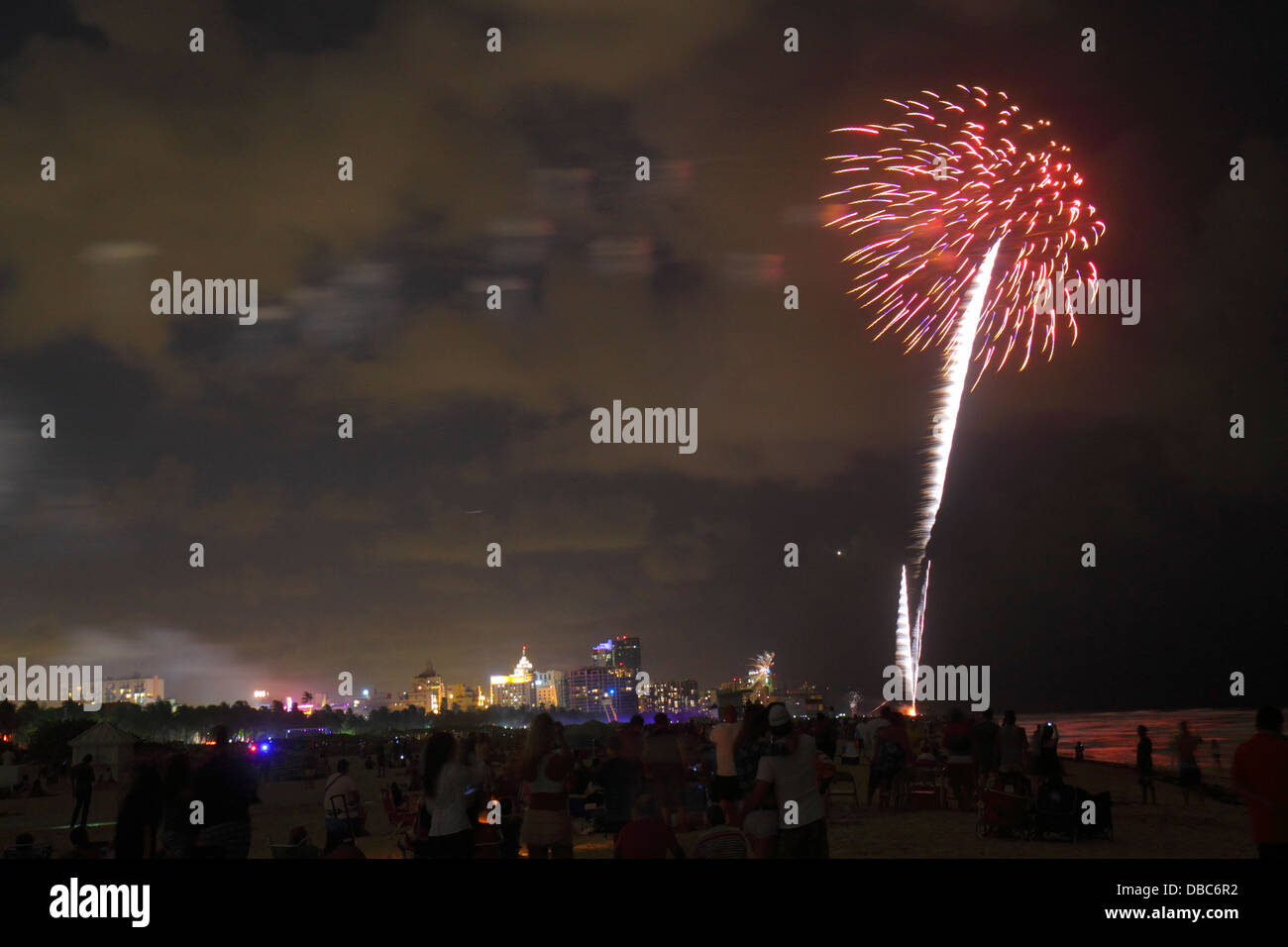 Miami Beach, Florida, 4. Juli, Feuerwerk Produkte zeigen Verkauf, Feier, öffentliche Veranstaltung, Burst, Nacht, Atlantischer Ozean Wasser, Küste, cro Stockfoto
