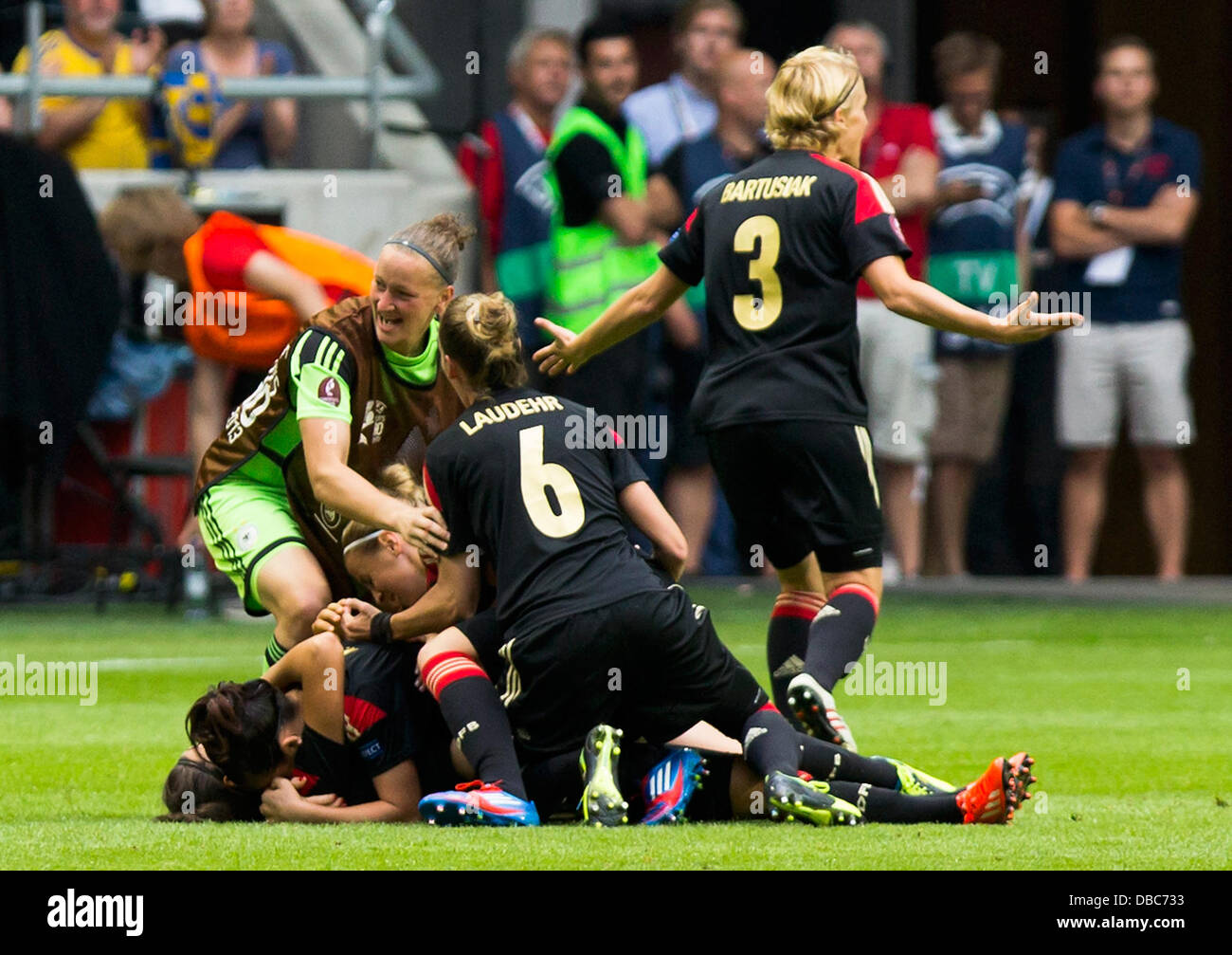 Riesenjubel Nach Dem 1:0 von Anja MITTAG (DEU) (unten). Endspiel der Frauen Europmeisterschaft 2013 /UEFA Euro 2013 FINALE: Fussball Frauen Laenderspiel: Deutschland - Norwegen, Solna / Stockholm, 28.07.2013 - Fußball: Finale: final UEFA Euro 2013 - Damen: Deutschland vs. Norwegen, Solna / Stockholm, 28. Juli 2013. SCHWEDEN!! Stockfoto