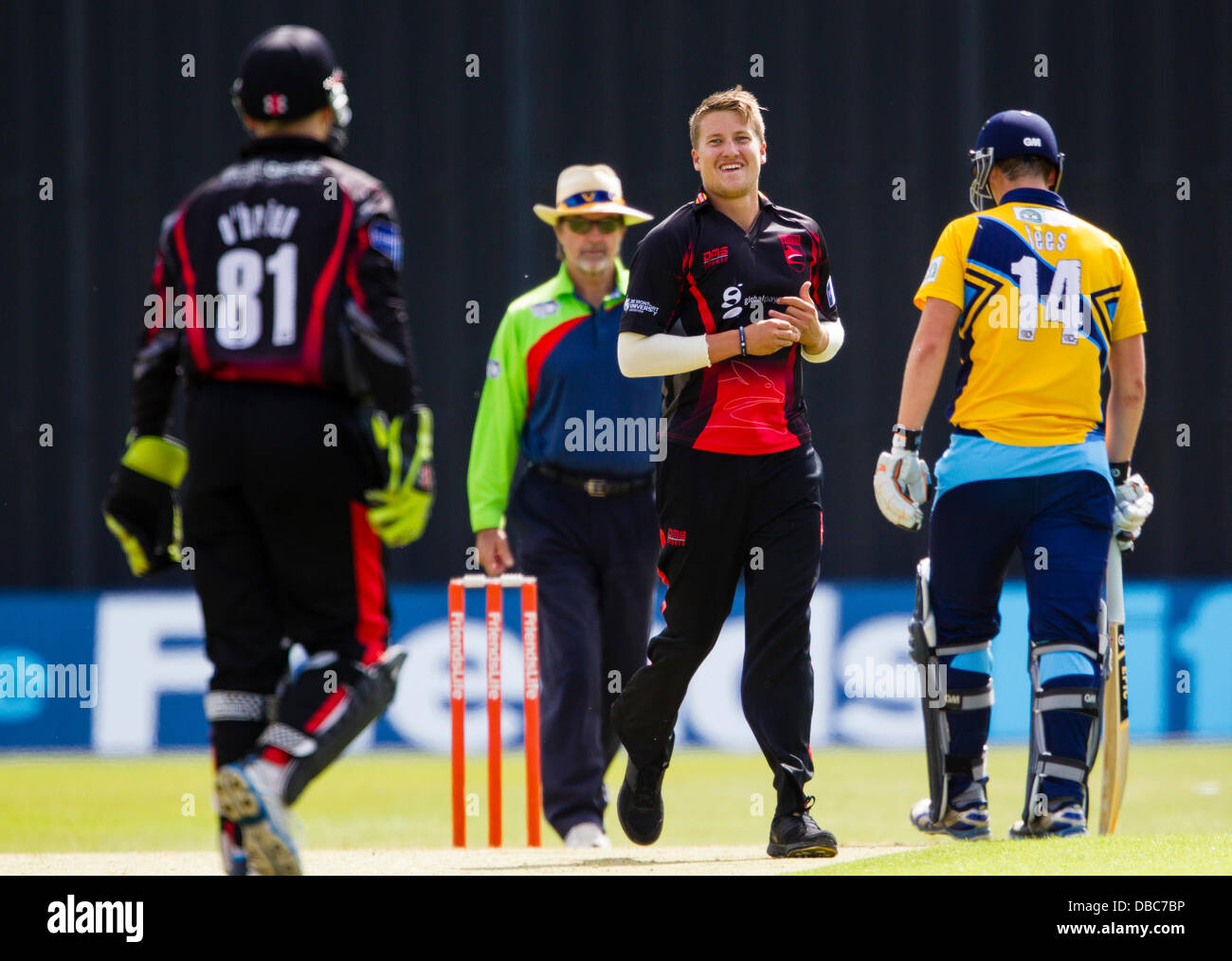 Leicester, UK. Sonntag, 28. Juli 2013.  Leicestershire Josh Cobb (Mitte) grinst an Teamkollege Niall O'Brien (links) nimmt das Wicket Gary Ballance (nicht abgebildet).  Aktion von FriendsLife t20 Nordgruppe Cricket match zwischen Leicestershire Foxes und Yorkshire Wikinger. Bildnachweis: Graham Wilson/Alamy Live-Nachrichten Stockfoto