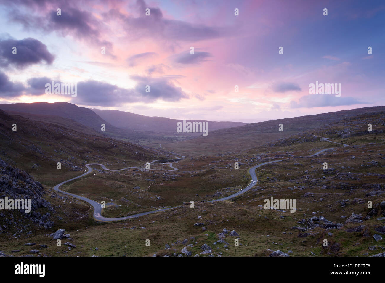 Tagesanbruch über den dramatischen Healy Pass auf der Beara Halbinsel West Cork Irland Stockfoto