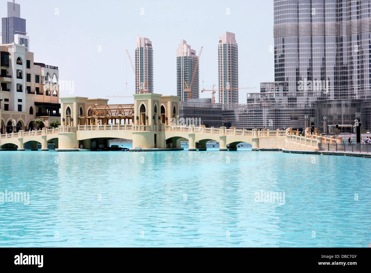 kleine Brücke unterhalb der Burj Khalifa (828 m), Dubai (Vereinigte Arabische Emirate) Stockfoto