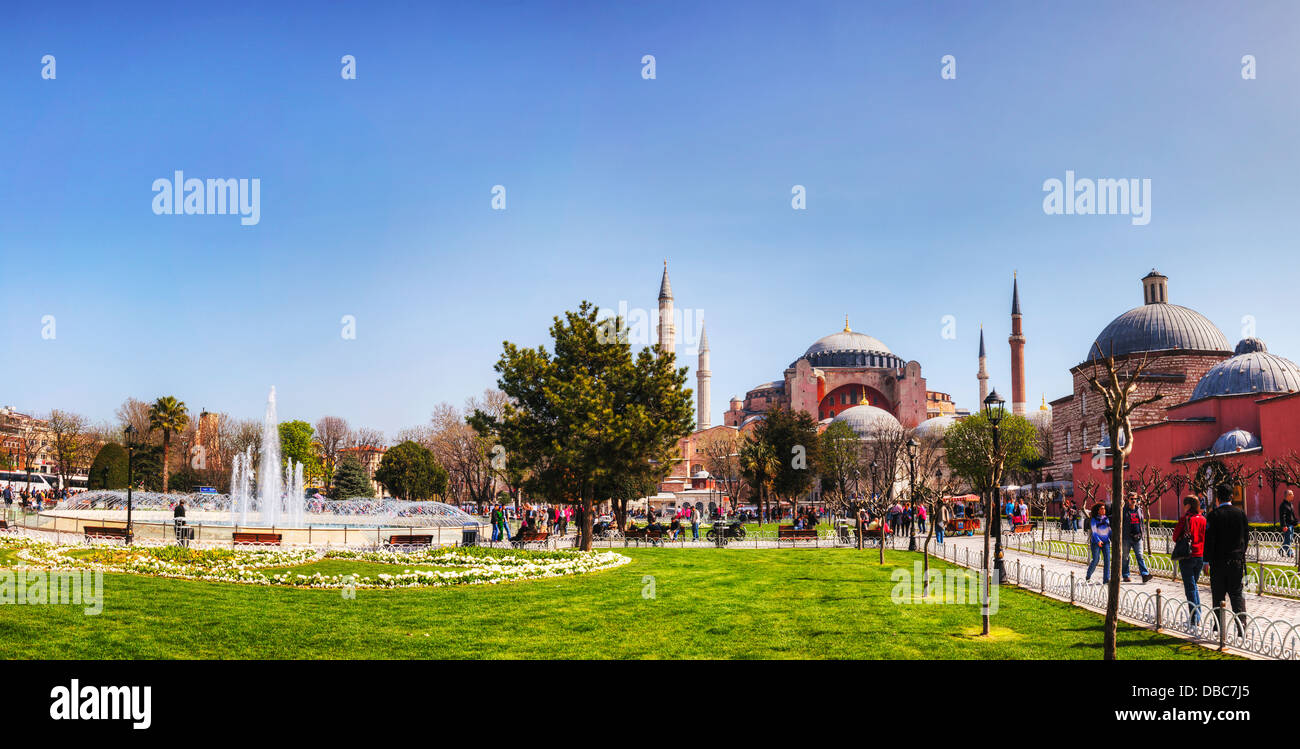 Hagia Sophia mit Touristen in Istanbul Stockfoto