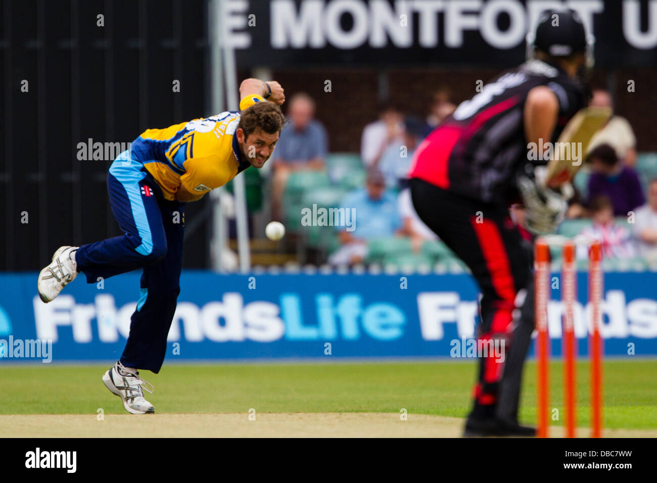 Leicester, UK. Sonntag, 28. Juli 2013.  Yorkshires Liam Plunkett (links) Schalen an Leicestershires Josh Cobb (rechts). Aktion von FriendsLife t20 Nordgruppe Cricket match zwischen Leicestershire Foxes und Yorkshire Wikinger. Bildnachweis: Graham Wilson/Alamy Live-Nachrichten Stockfoto