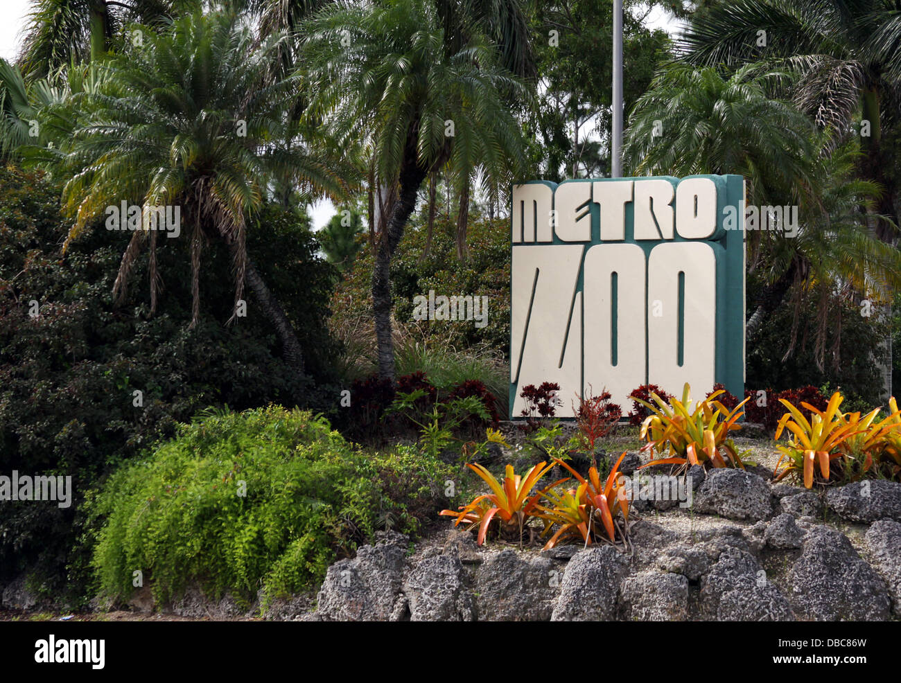 Miami Metro Zoo Willkommen Schild am Eingang mit etwas Landschaftsgestaltung.  Dade County liegt eine der Hauptattraktionen der Stadt Stockfoto