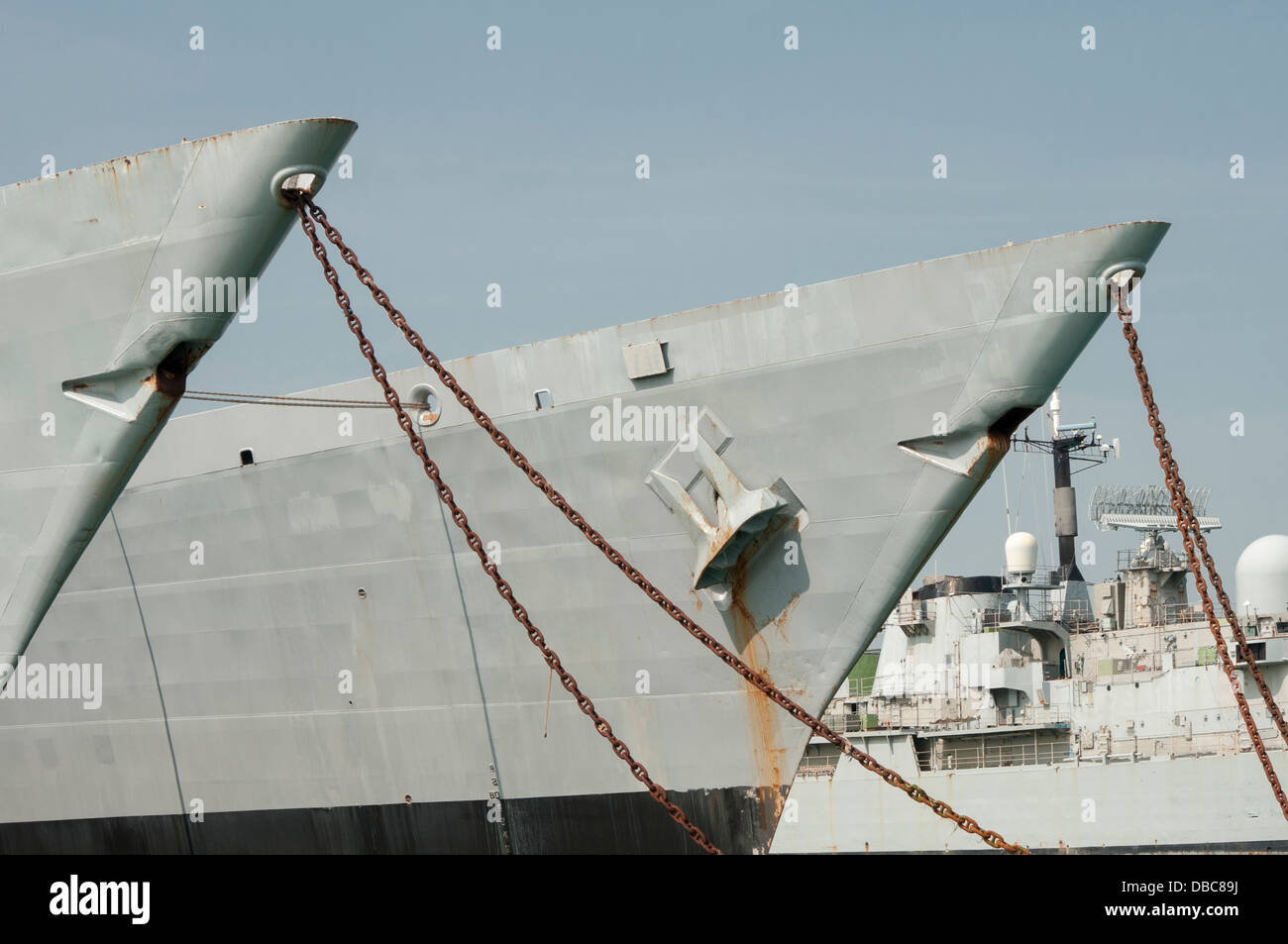 Bögen der Royal Navy Kriegsschiffe vor Anker im Hafen von Portsmouth Stockfoto