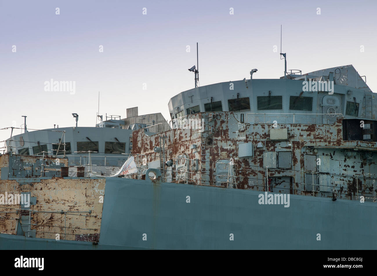 Königliche Marine Kriegsschiffe vor Anker im Hafen von Portsmouth. Außer Dienst gestellt Stockfoto